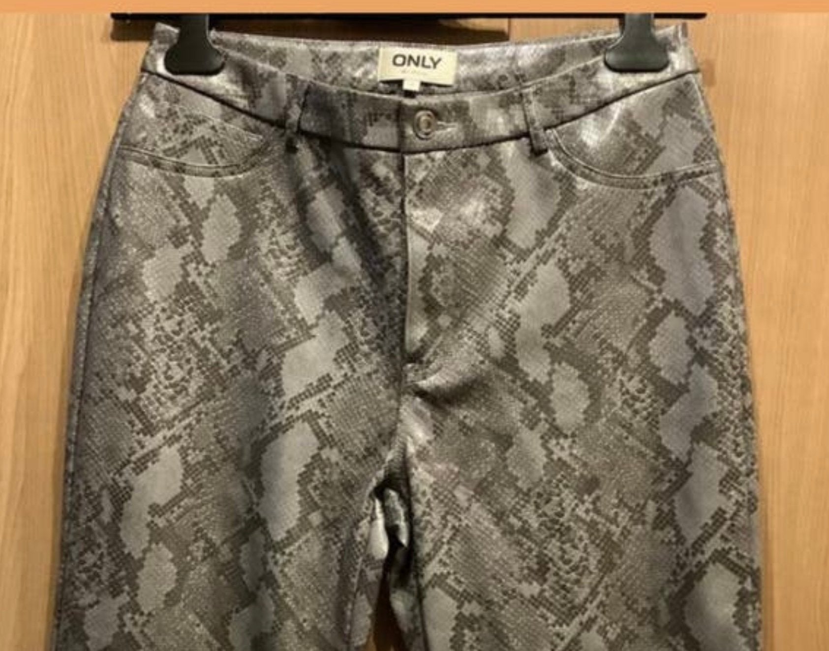 Broek.   PU.  leer.     Only.   Mt.  M., Ophalen of Verzenden, Nieuw, Grijs, Lang