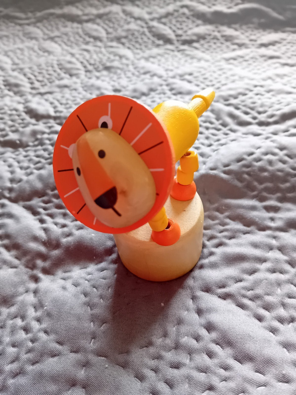 Houten Leeuw met Elastieken Poten - Druk en Beweeg Speelgoed, Kinderen en Baby's, Ophalen of Verzenden, Zo goed als nieuw, Duw- of Trekspeelgoed