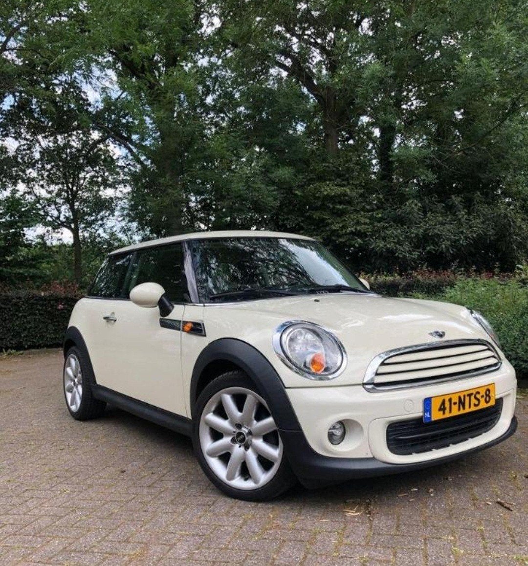 Mini cooper ONE 2010, nieuwe accu, goedwerkende airco en apk, Auto's, Voorwielaandrijving, 40 €/maand, 4 stoelen, Wit