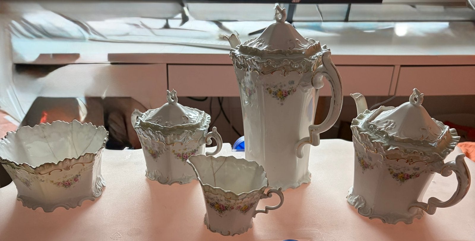 Antiek porseleinen servies circa 1890-1900, Ophalen