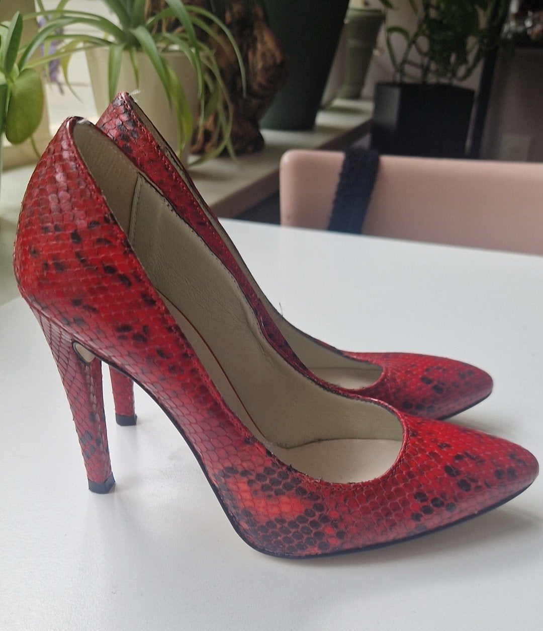 Mooie rode slangenleer pumps maat 36, Kleding | Dames, Ophalen, Zo goed als nieuw, Rood