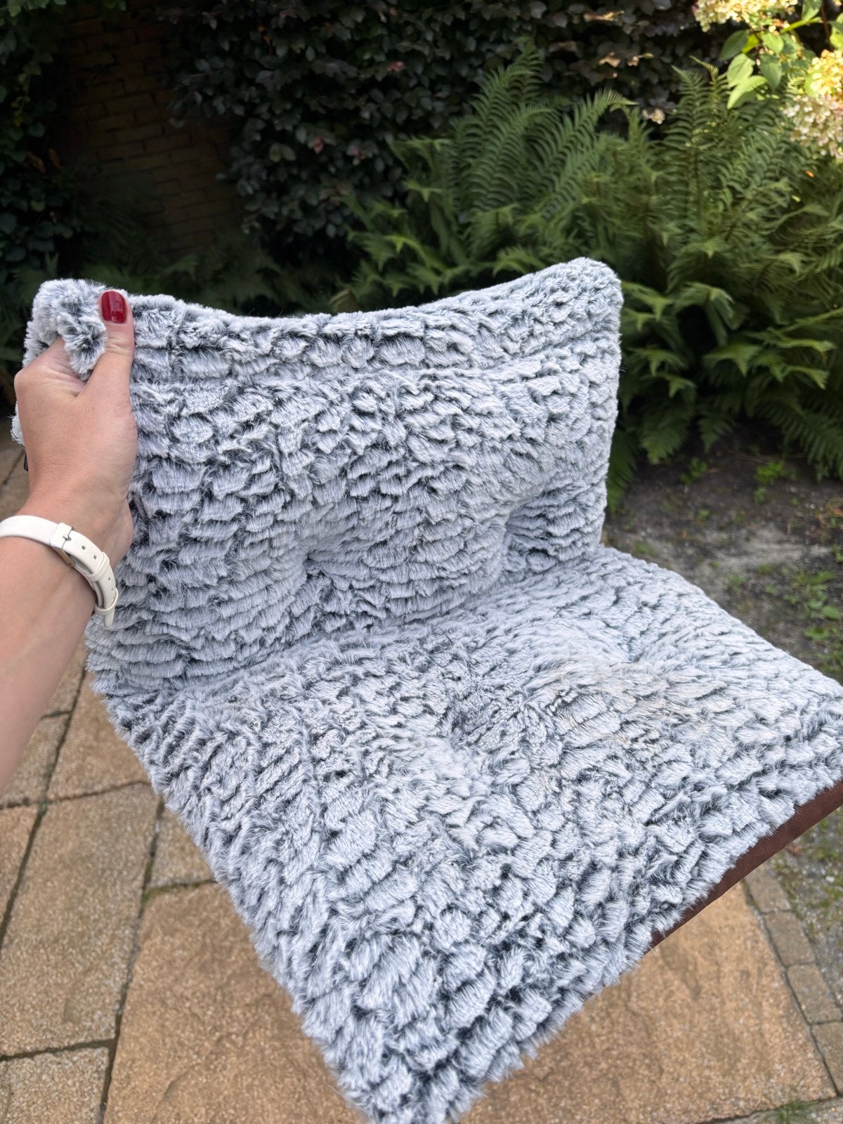 Grijs pluizig zitkussen kat met rugleuning, Huis en Inrichting, Woonaccessoires | Kussens, Ophalen, Overige merken, Gebruikt, Afneembare hoes
