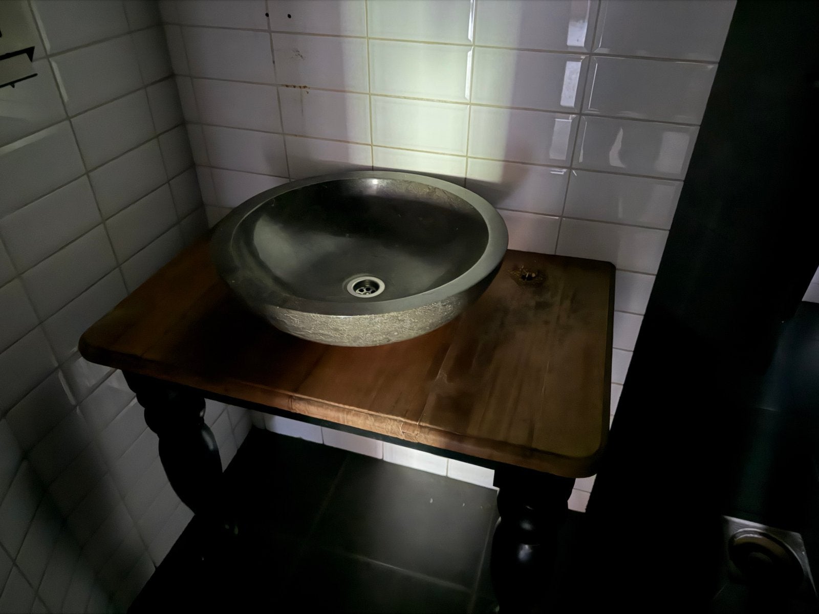 Stenen waskom op houten blad, Doe-het-zelf en Verbouw, Sanitair, Ophalen of Verzenden, Gebruikt, Steen, Wastafel