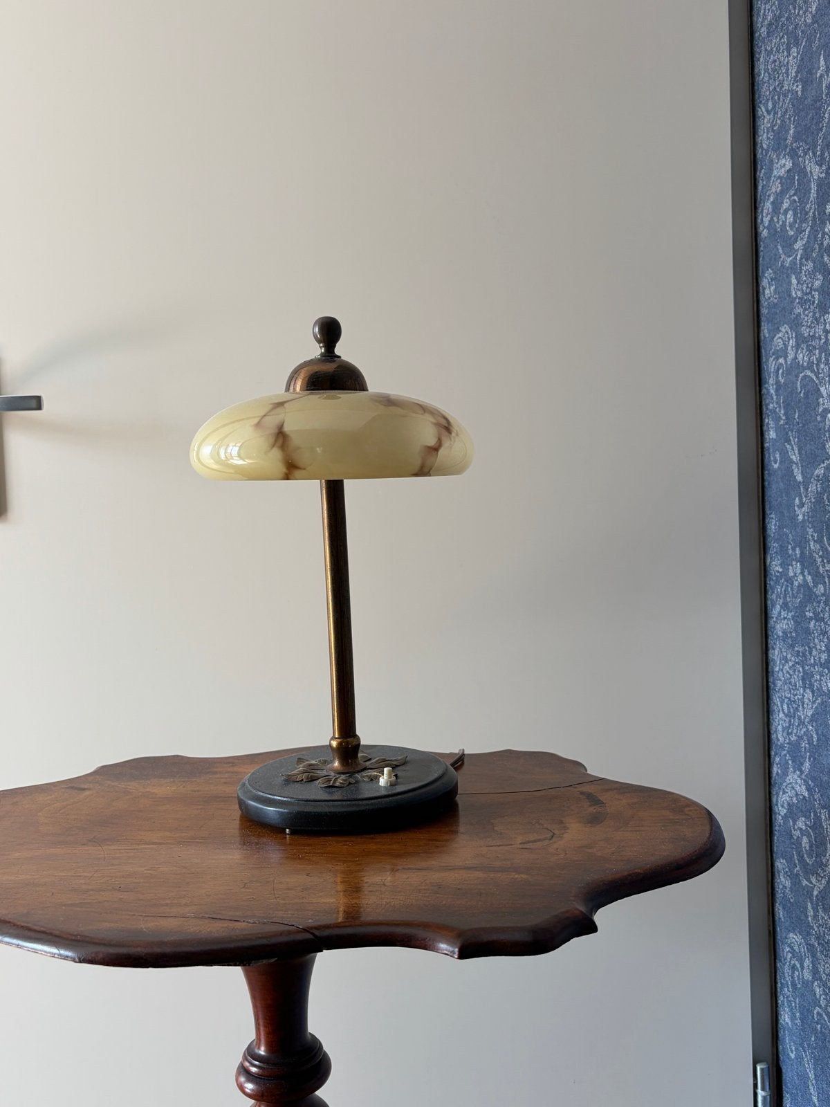 Vintage tafellamp met marmerlook glazen kap, Antiek en Kunst, Ophalen