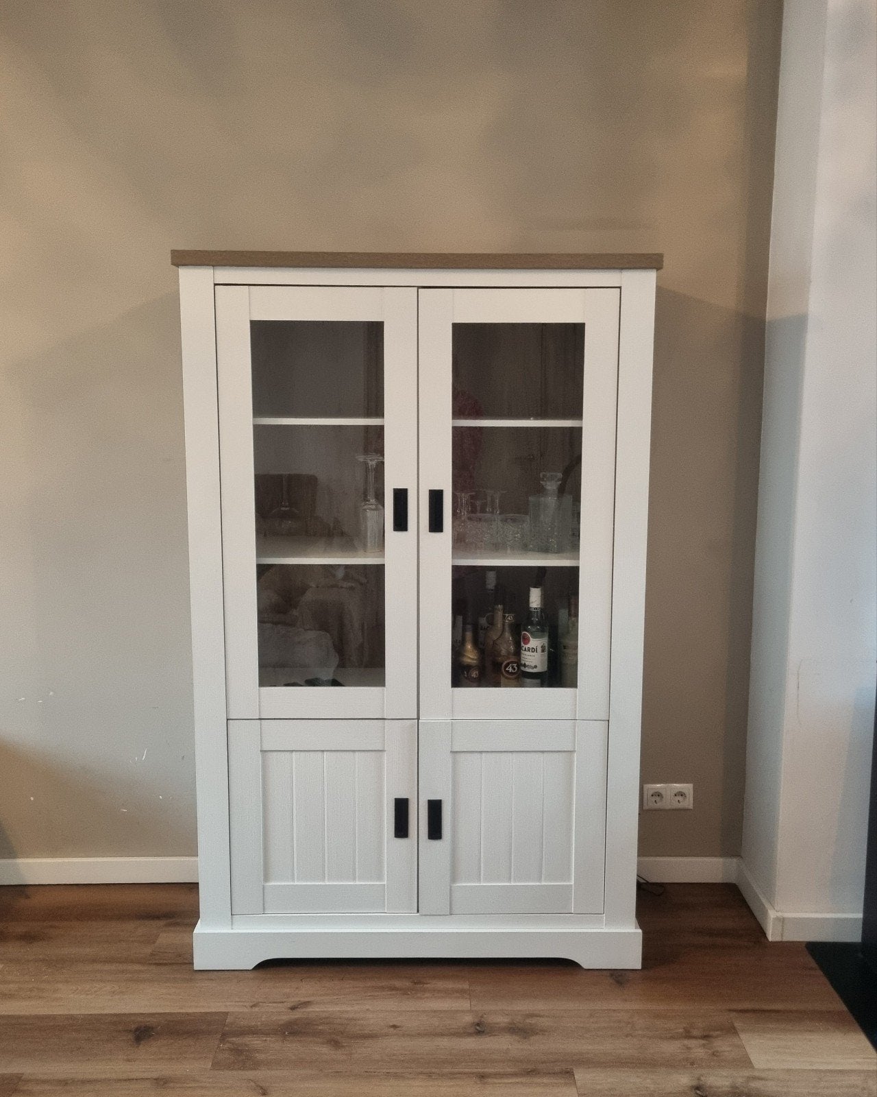 Mooie witte vitrinekast met glazen deuren, Huis en Inrichting, Ophalen, Met deur(en), 100 tot 150 cm, Glas