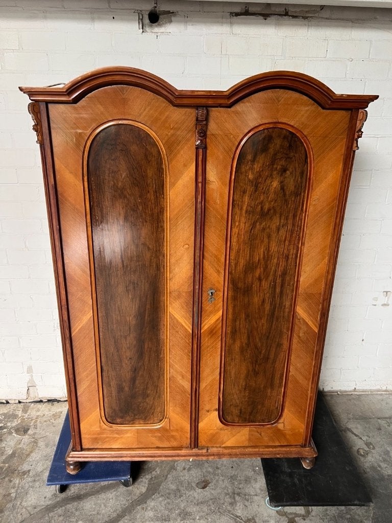 Klassieke houten tweedeurs kast met sierlijke details, Antiek en Kunst, Ophalen of Verzenden