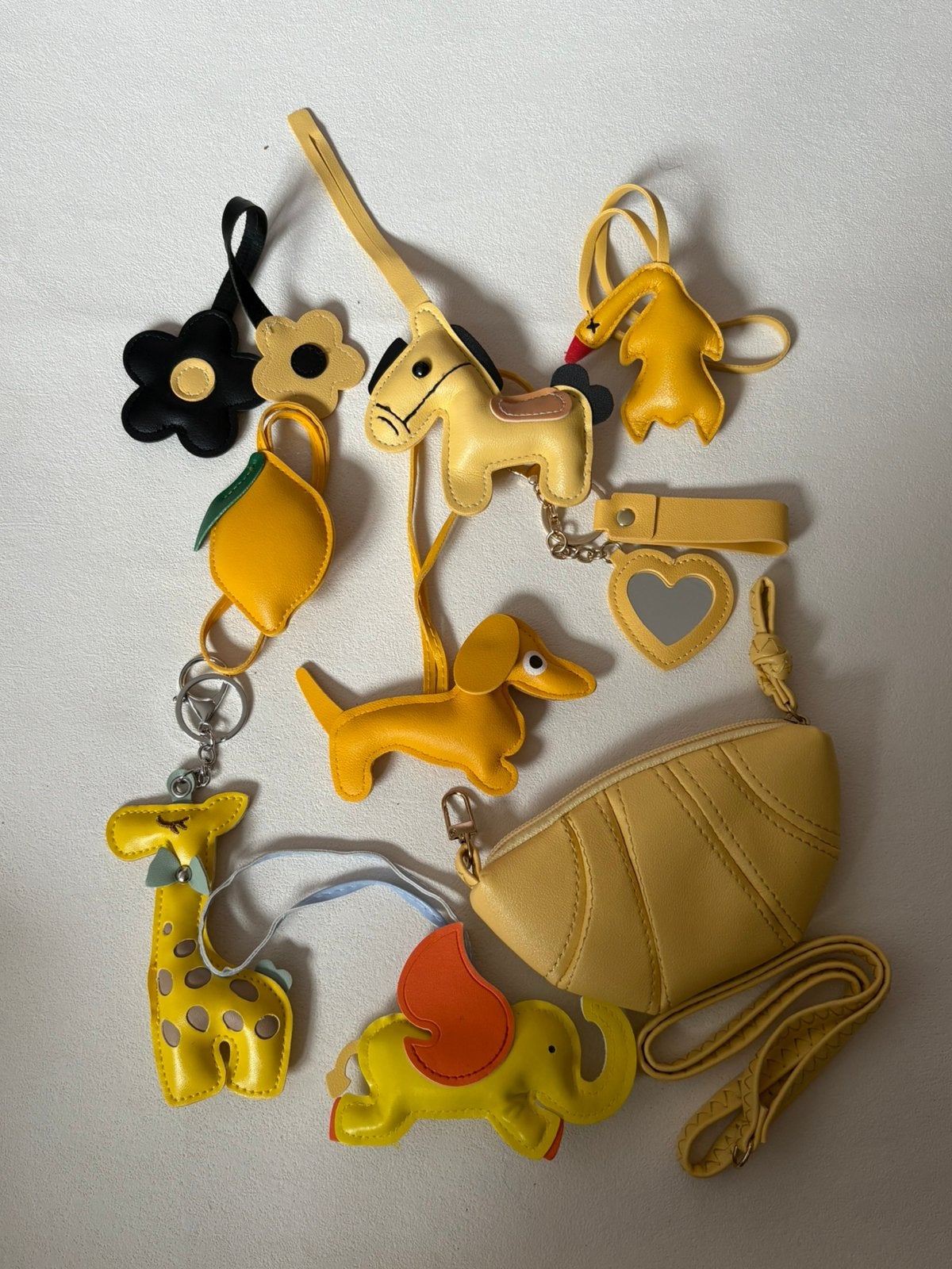 8 sleutelhangers/tashangers + 1 portemonnee/kleine tas, Verzenden, Gebruikt, Geel, Overige typen