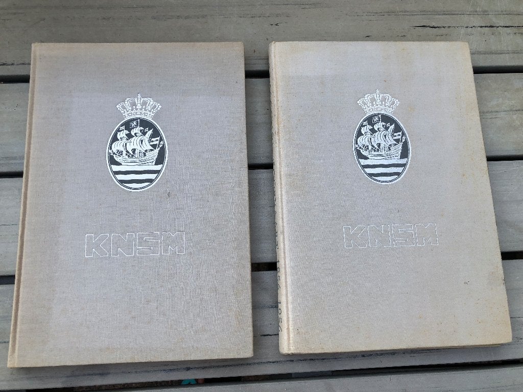 Gekroonde Koopvaart 1856-1956 KNSM - 2 stuks, Verzamelen, Scheepvaart, Gebruikt, Boek of Tijdschrift, Motorboot, Ophalen