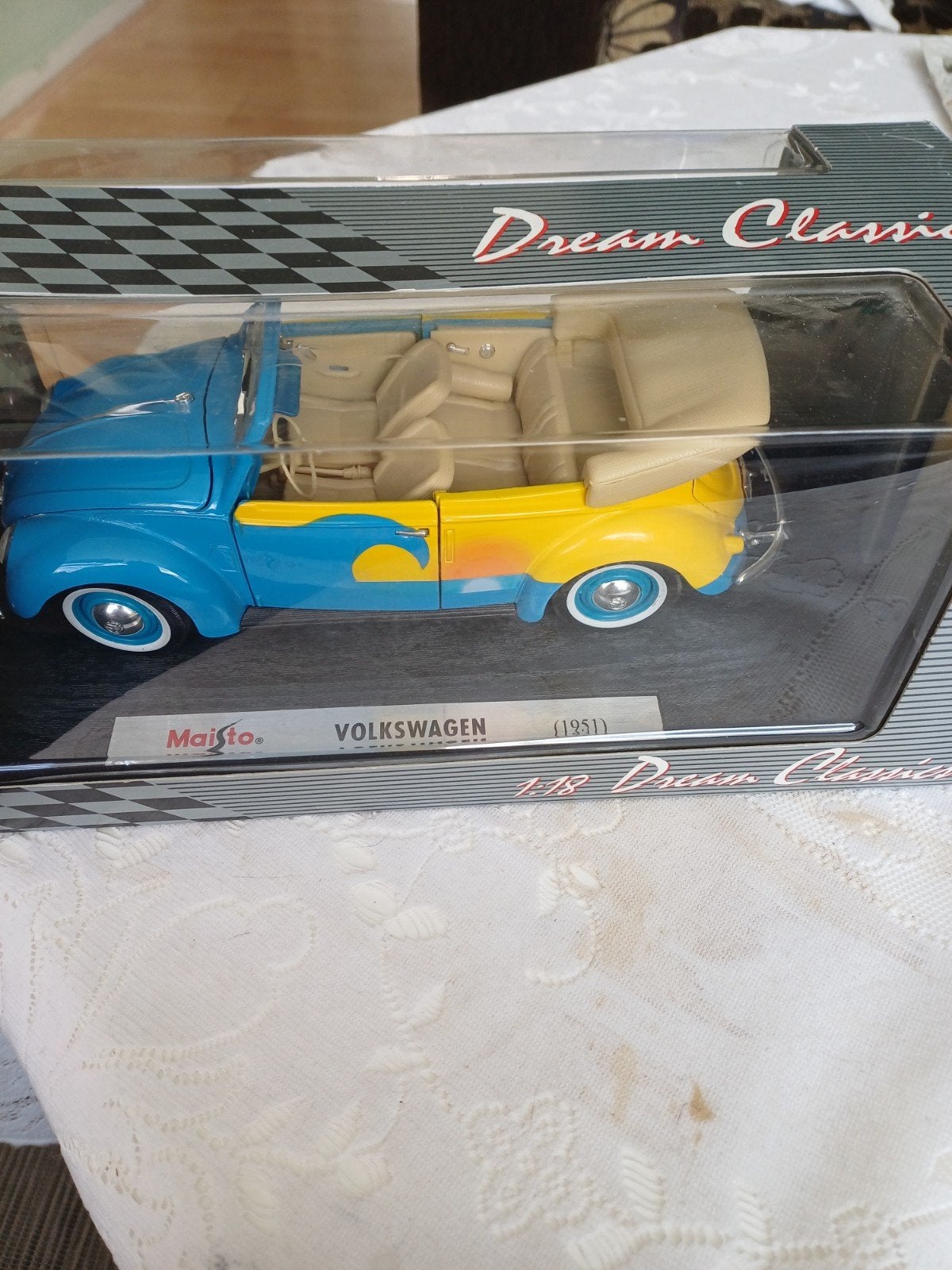 Volkswagen kever cabrio 1:18 Dream Classics, Ophalen of Verzenden, Zo goed als nieuw, Overige merken