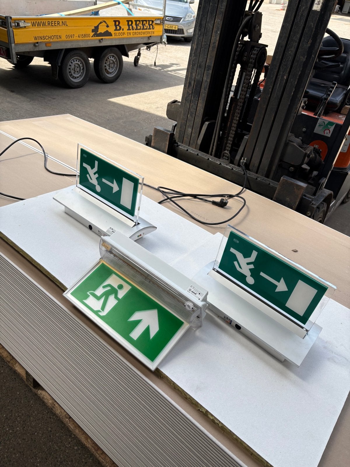 Nood verlichting (vluchtroute), Ophalen, Gebruikt, Lamp met armatuur, .