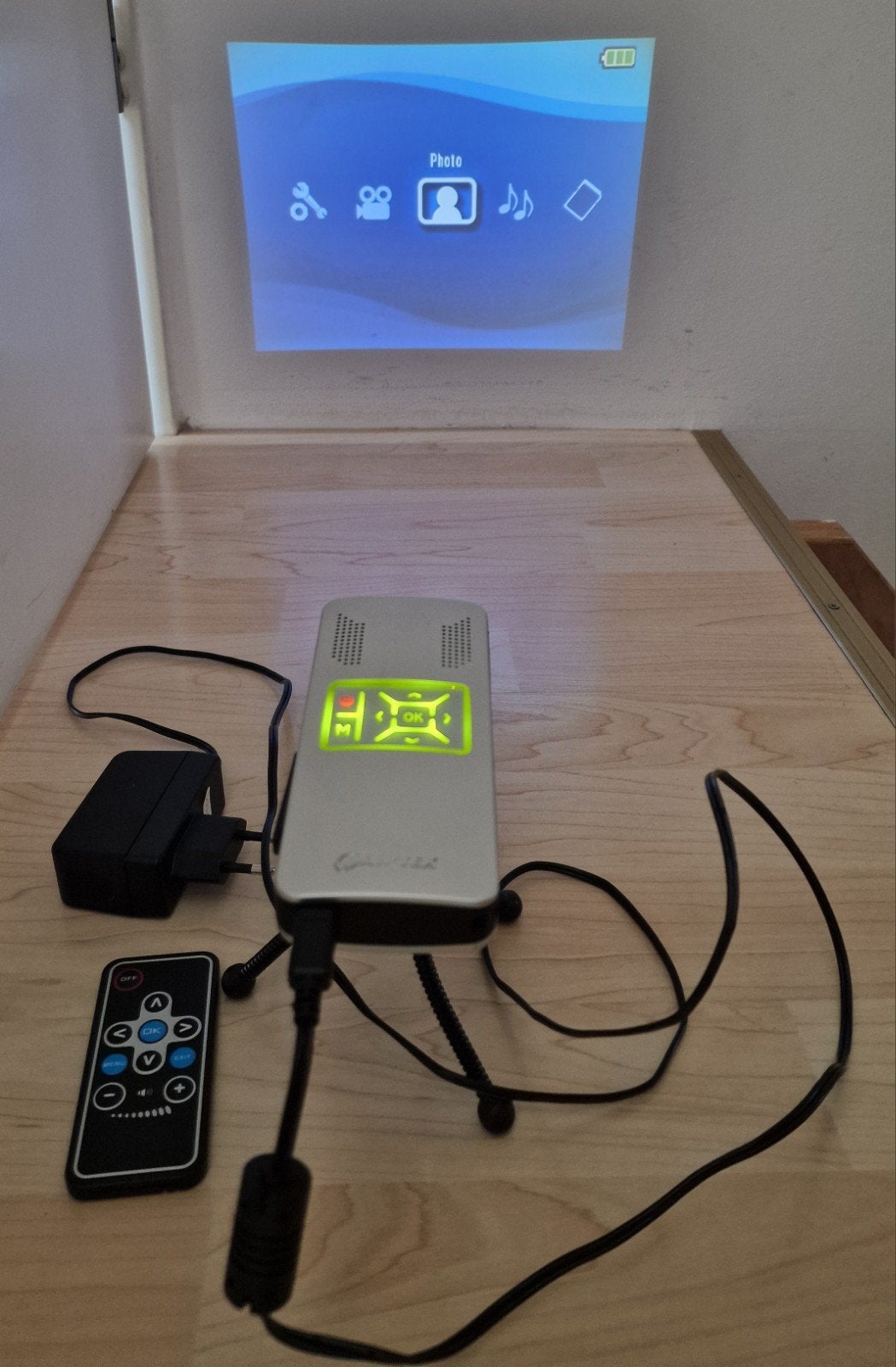 portable Aiptek PocketCinema V10 met accessoires, Gebruikt, Aiptek, LED, Ophalen of Verzenden