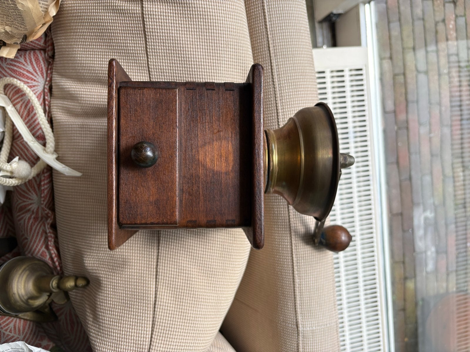 Antieke houten koffiemolen met messing details, Ophalen of Verzenden
