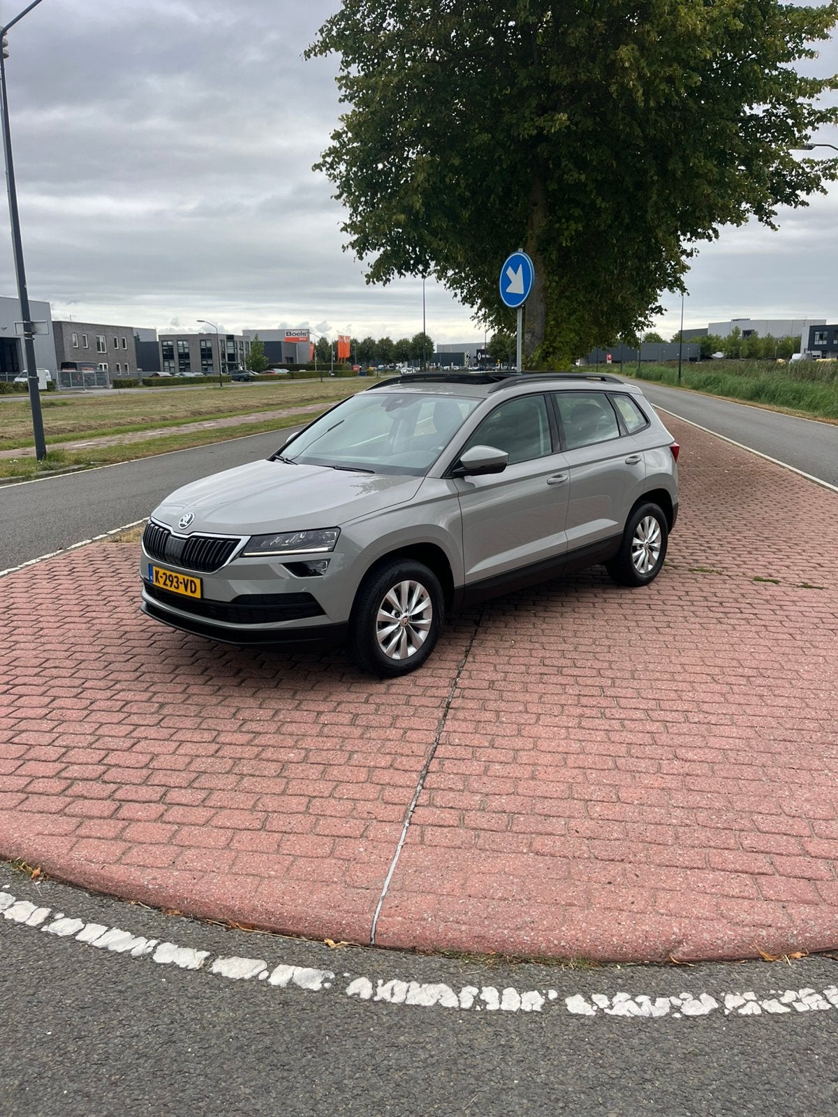 Skoda Karoq 1.0 TSI Greentech 110pk 2021 Grijs, Auto's, Voorwielaandrijving, Dealer onderhouden, Stof, Zwart