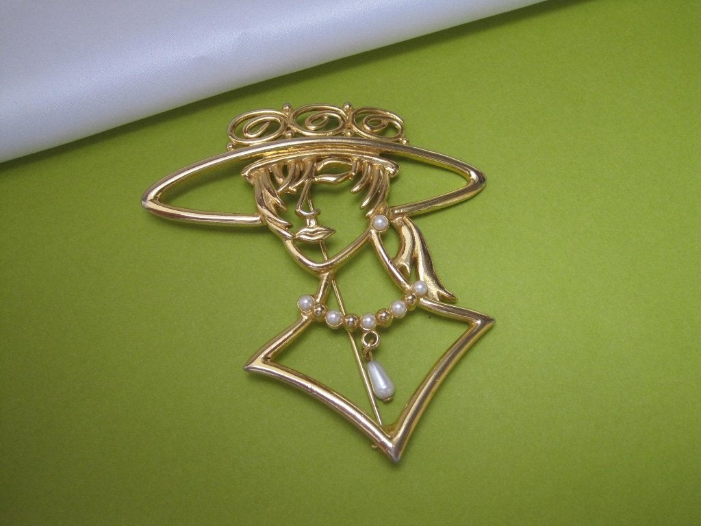 Broche elegante dame met kraaltjes ketting/.JJ, Sieraden, Tassen en Uiterlijk, Broches, Verzenden, Zo goed als nieuw, Goud, Overige materialen
