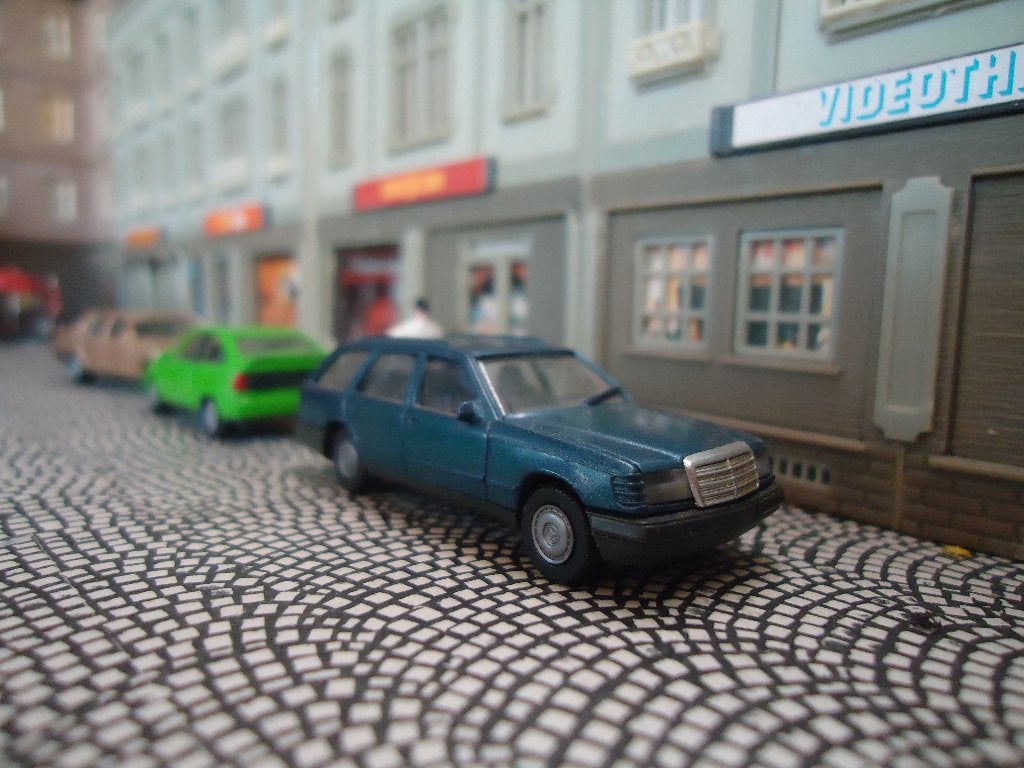 1985-1989 Mercedes Benz S124 Touring - donkerblauwmetallic, Hobby en Vrije tijd, Modelauto's | 1:87, Ophalen of Verzenden, Gebruikt