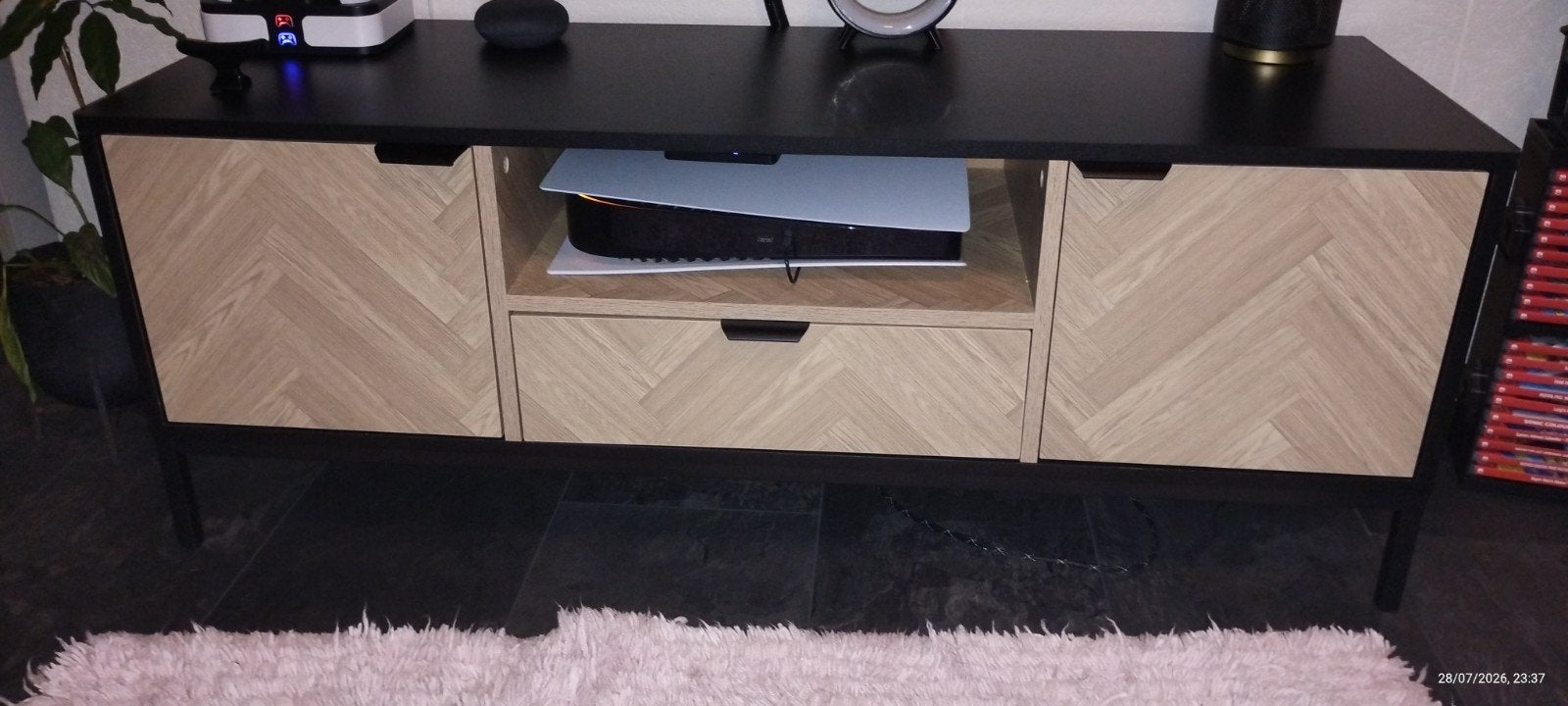 Modern TV-meubel met visgraatpatroon en opbergruimte, 100 tot 150 cm, Zo goed als nieuw, Minder dan 100 cm, 25 tot 50 cm
