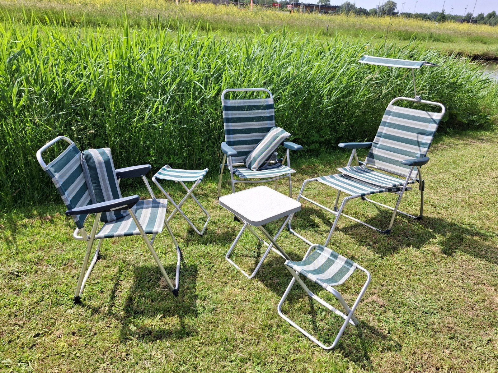 Leuke tuinset: 3 stoelen, 1 tafel, 3 krukjes, 2 kussens, Caravans en Kamperen, Kampeermeubelen, Ophalen of Verzenden