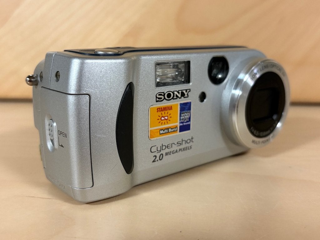 Sony Cyber-shot DSC-P51 - Ultieme Y2K Digicam SET, Audio, Tv en Foto, 2 megapixels, Ophalen of Verzenden, Zo goed als nieuw, Compactcamera