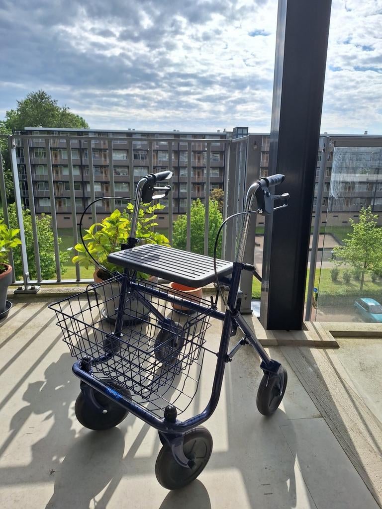Vegro Rollator Quatro incl. looprem en stokkenbak, Diversen, Rollators, Ophalen, Opvouwbaar, Nieuw