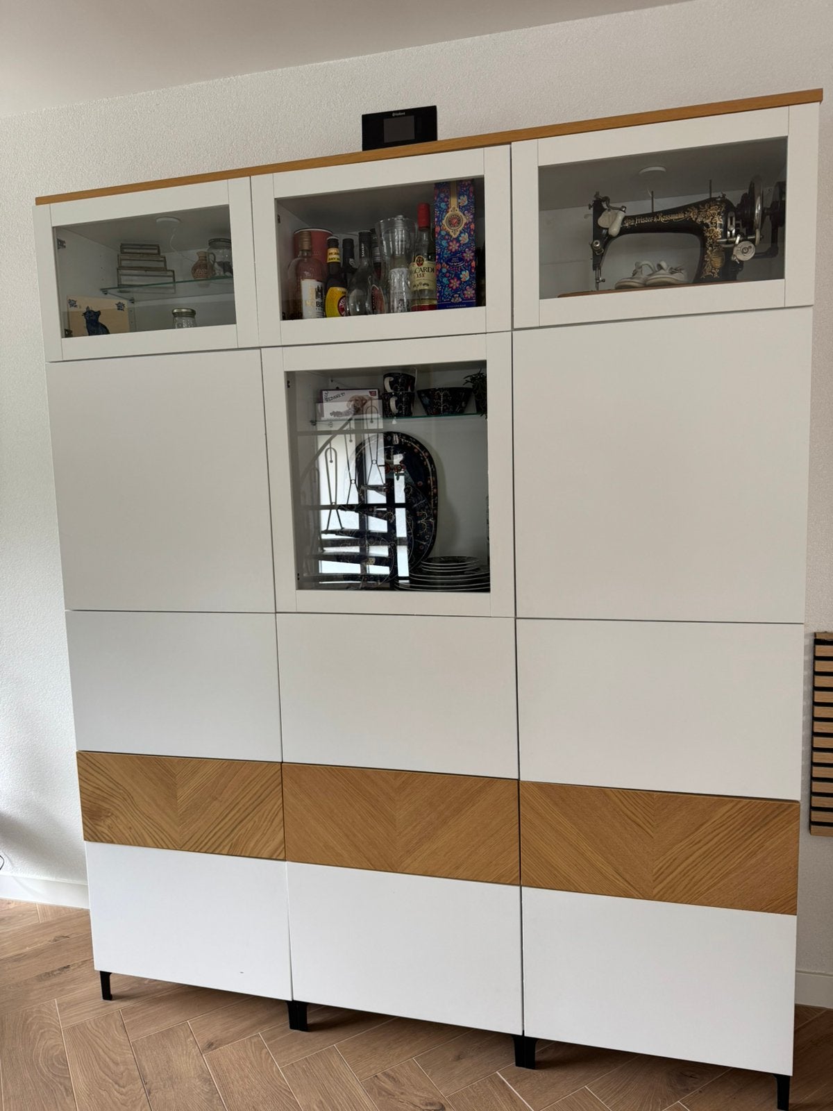 Besta wand/vitrine kast 180 breed, Huis en Inrichting, Kasten | Vitrinekasten, Ophalen, Gebruikt, Met deur(en), 200 cm of meer