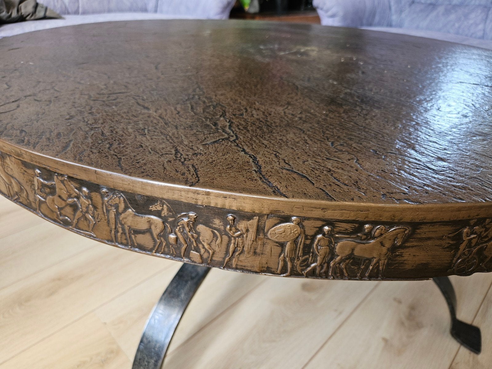 Unieke salontafel met reliëf en smeedijzeren onderst, Ophalen