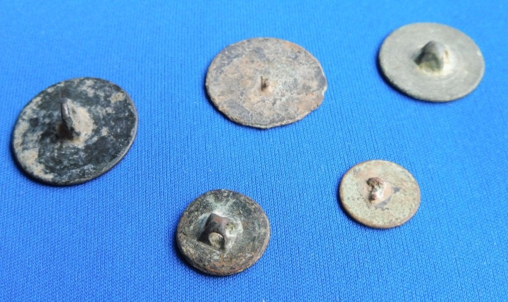 Foto 3 van 6 x Franse uniformknoppen periode Napoleon in Nederland