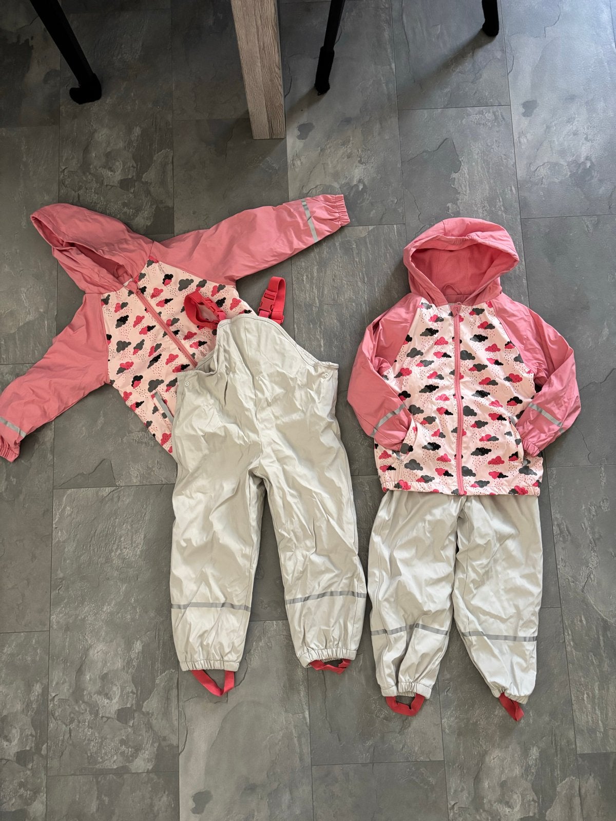 2 Kinder regenpak Lipulu maat 110/116 - Roze met wolkenprint, Ophalen of Verzenden, Gebruikt, Meisje, Setje