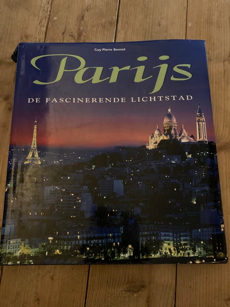 Boek PARIJS de fascinerende Lichtstad Guy Pierre Bennet, Boeken, Ophalen of Verzenden, Gelezen
