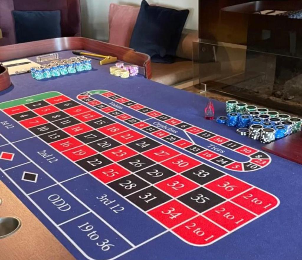 Unieke Roulettetafel met Professionele Accent en Fiches, Vijf spelers of meer, Ophalen, Zo goed als nieuw