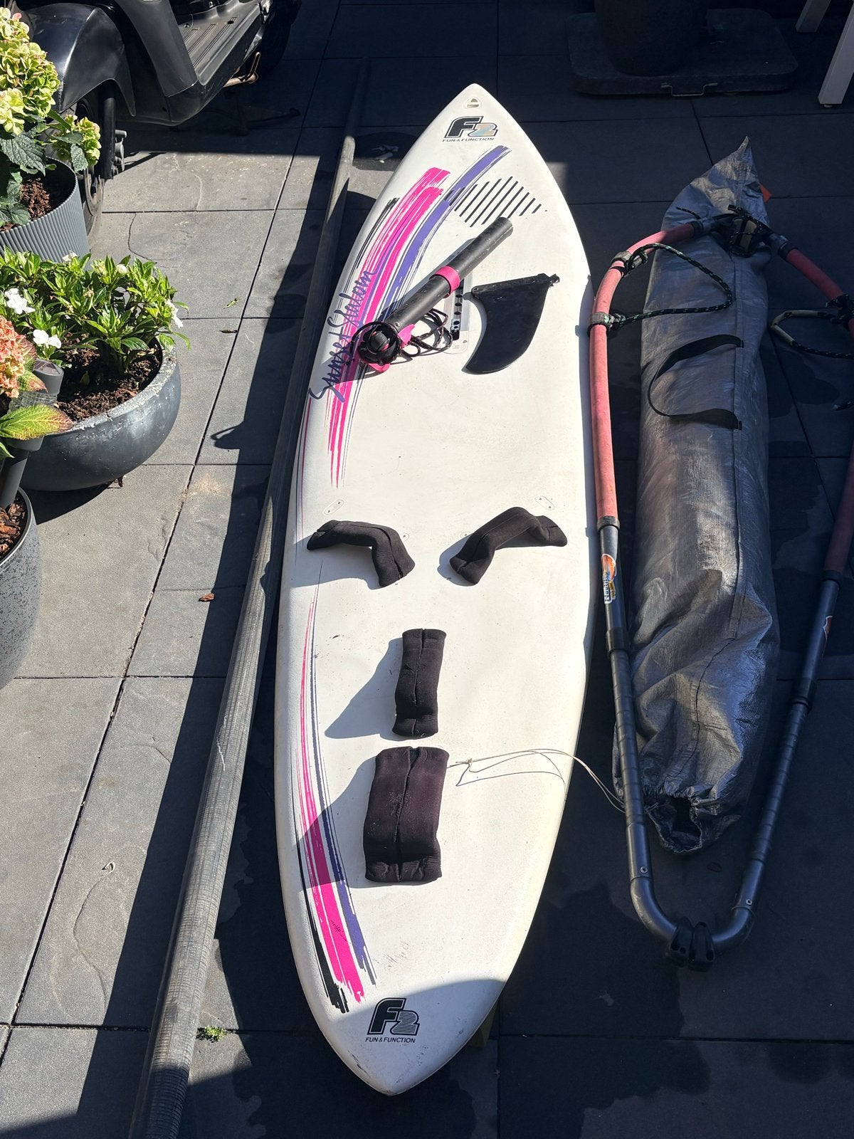 Complete F2 surfset met 5.7m² zeil en 3 trapezes, Watersport en Boten, Gebruikt, Met giek, 5 tot 6.5 m², F2
