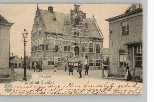 Klundert Stadhuis met volk TOPKAART st 1900, Verzamelen, Ansichtkaarten | Nederland, Ophalen of Verzenden, Voor 1920, Gelopen