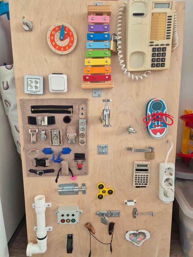 Activiteitenbord met haken, Ophalen