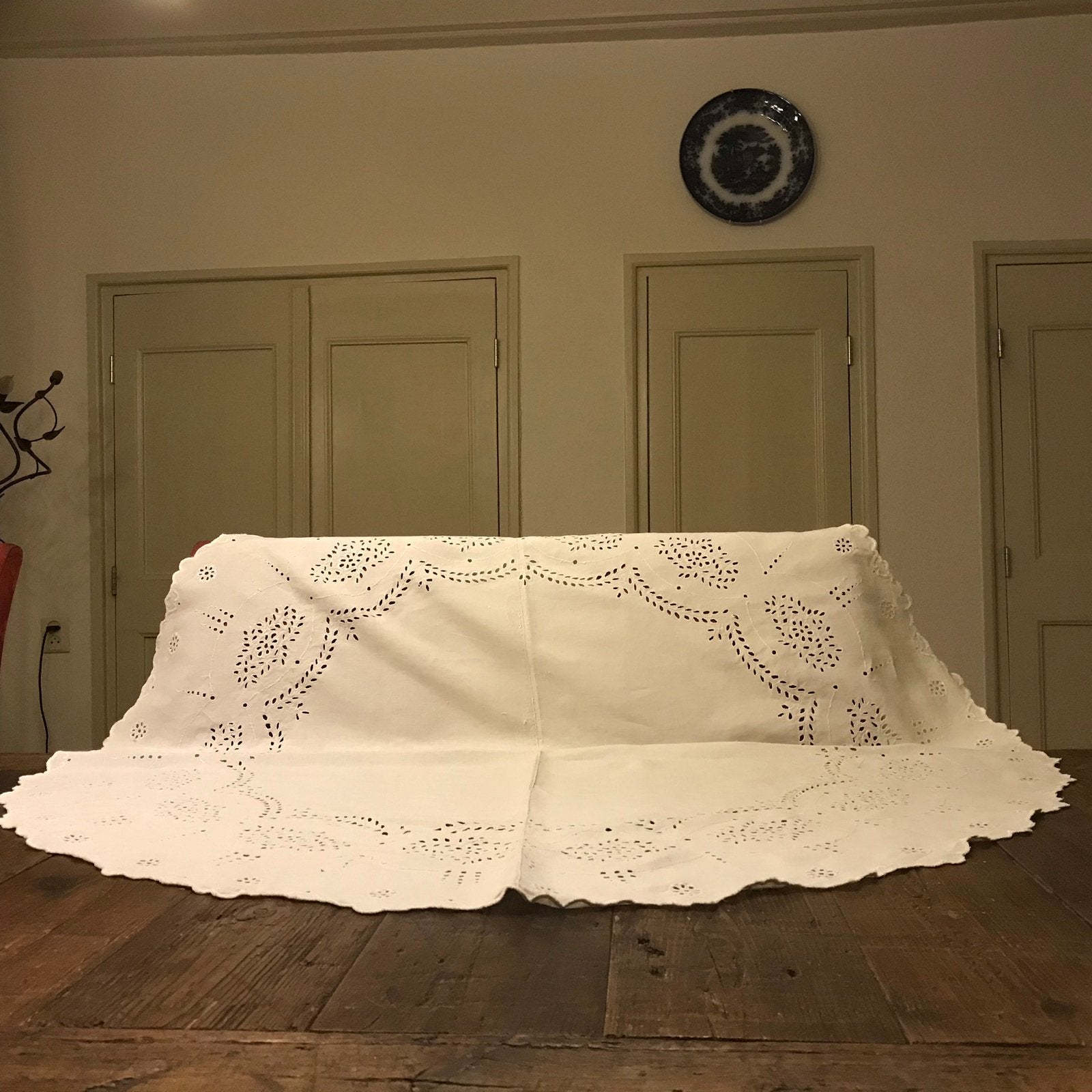 Elegant wit broderie tafelkleed - Rond (120 cm), Ophalen of Verzenden, Zo goed als nieuw, Rond, Binnen