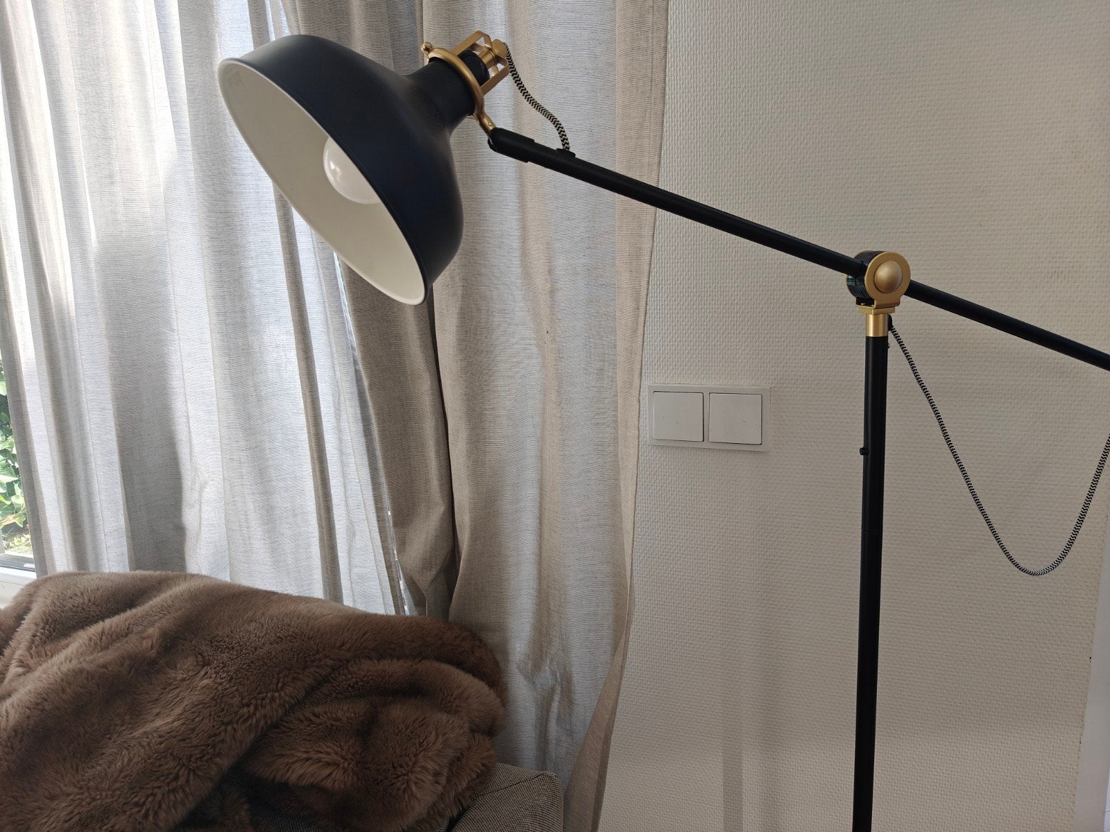 IKEA RANARP vloerlamp - Zwart met messing details, Huis en Inrichting, Lampen | Vloerlampen, Ophalen, Modern, Industrieel, E27 (groot)