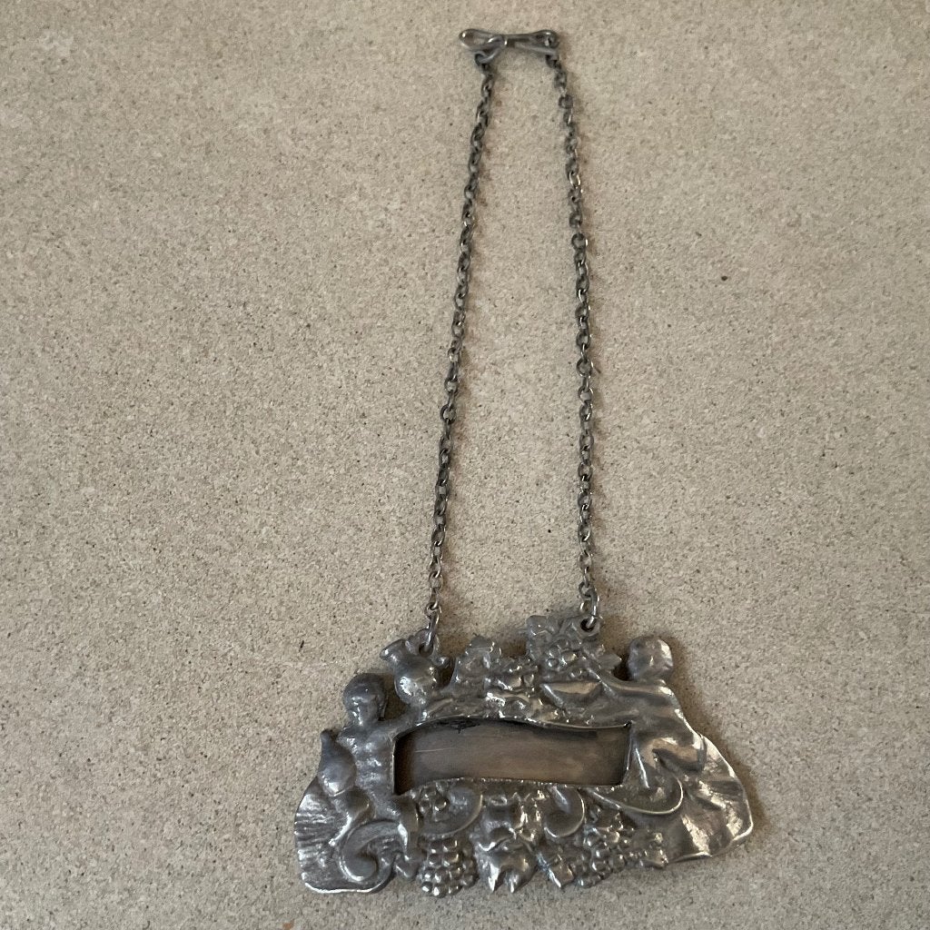 Zilverkleurige karaf label met engeltjes en druiventrossen, Antiek en Kunst, Verzenden, Zilver