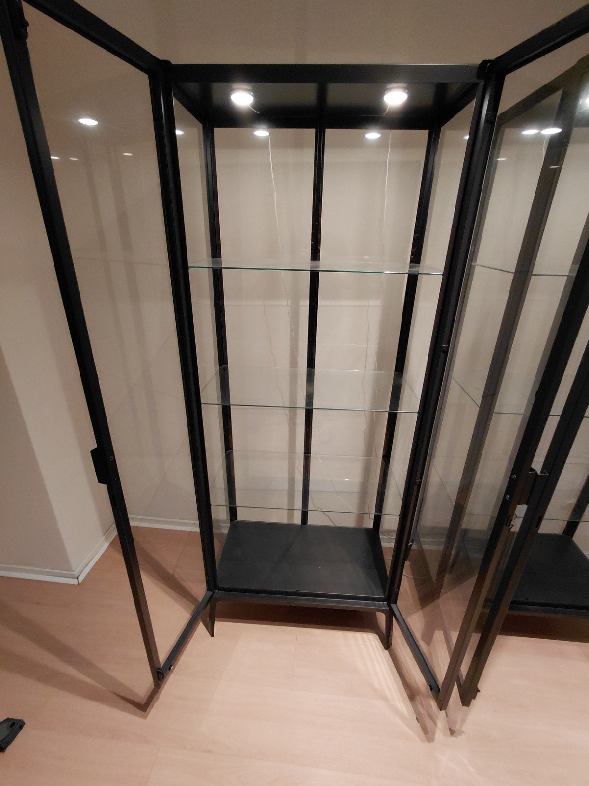 2 Vitrinekasten met verlichting - ideaal voor verzamelaars