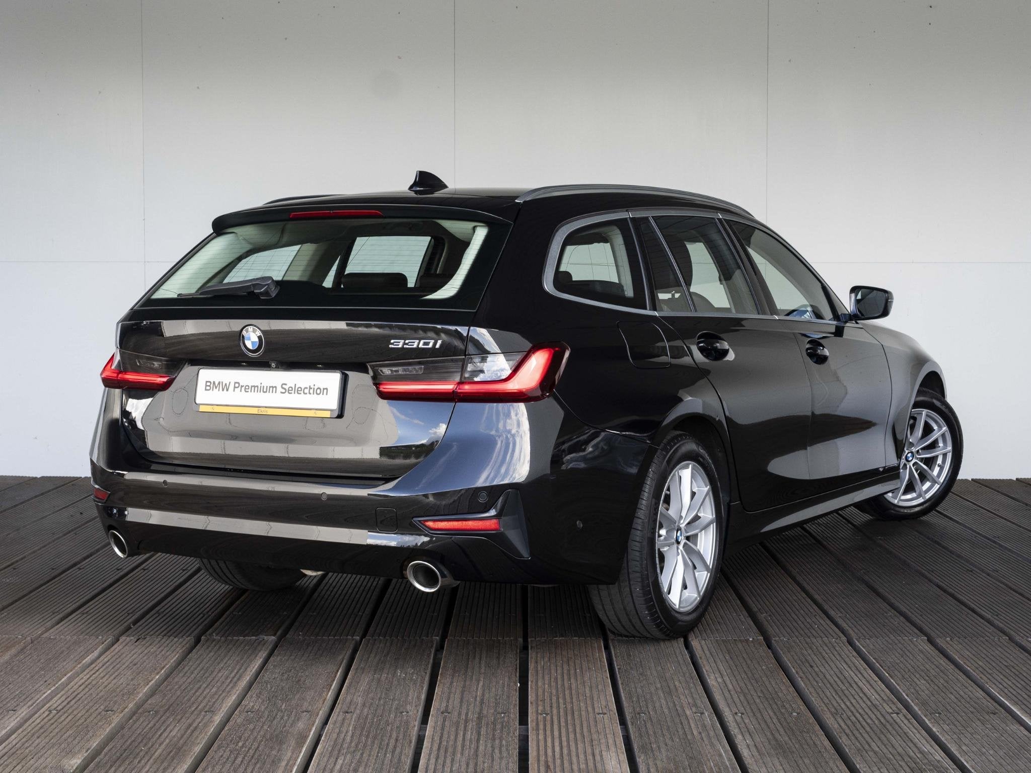 BMW 3 Serie 330i Touring | High Executive | Parking Assistan, Auto's, 1998 cc, Gebruikt, 4 cilinders, Zwart