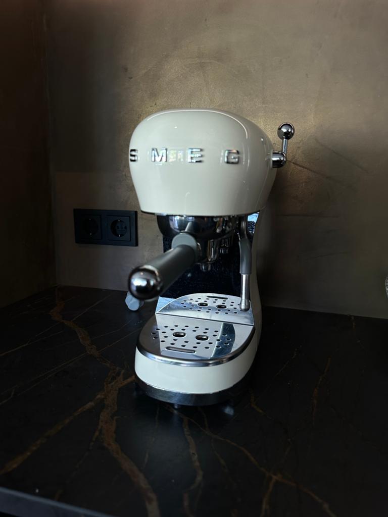 SMEG Espresso machine Crème, Espresso apparaat, Gemalen koffie, Ophalen of Verzenden, Zo goed als nieuw