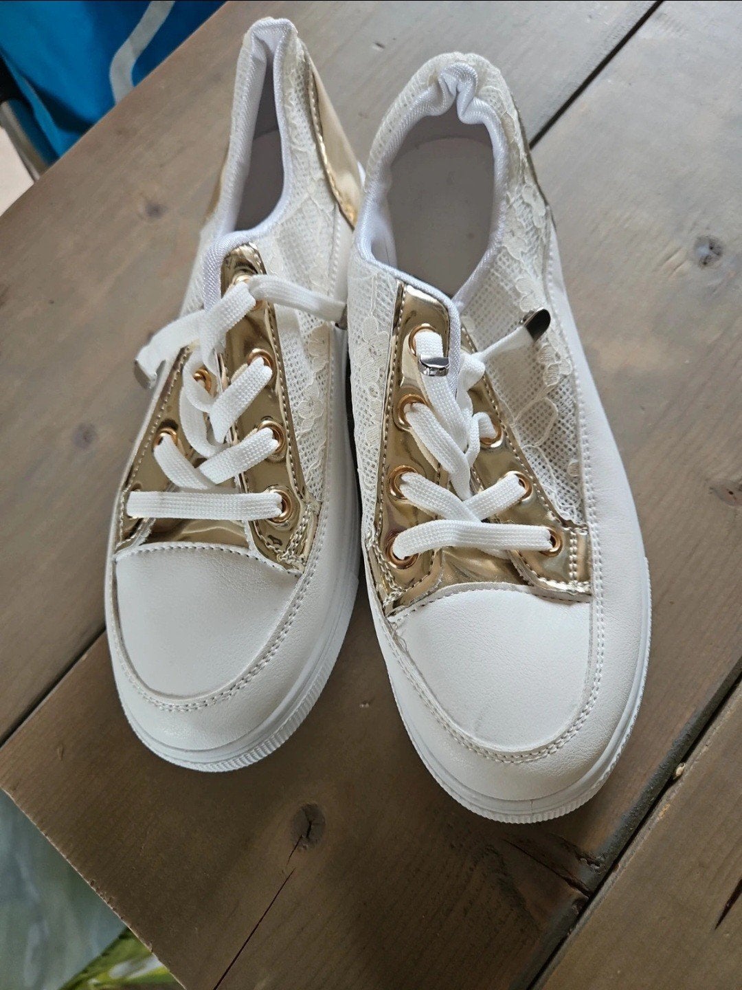 Witte sneakers met gouden details en kant - Maat 38, Ophalen of Verzenden, Nieuw, Wit, Sneakers of Gympen