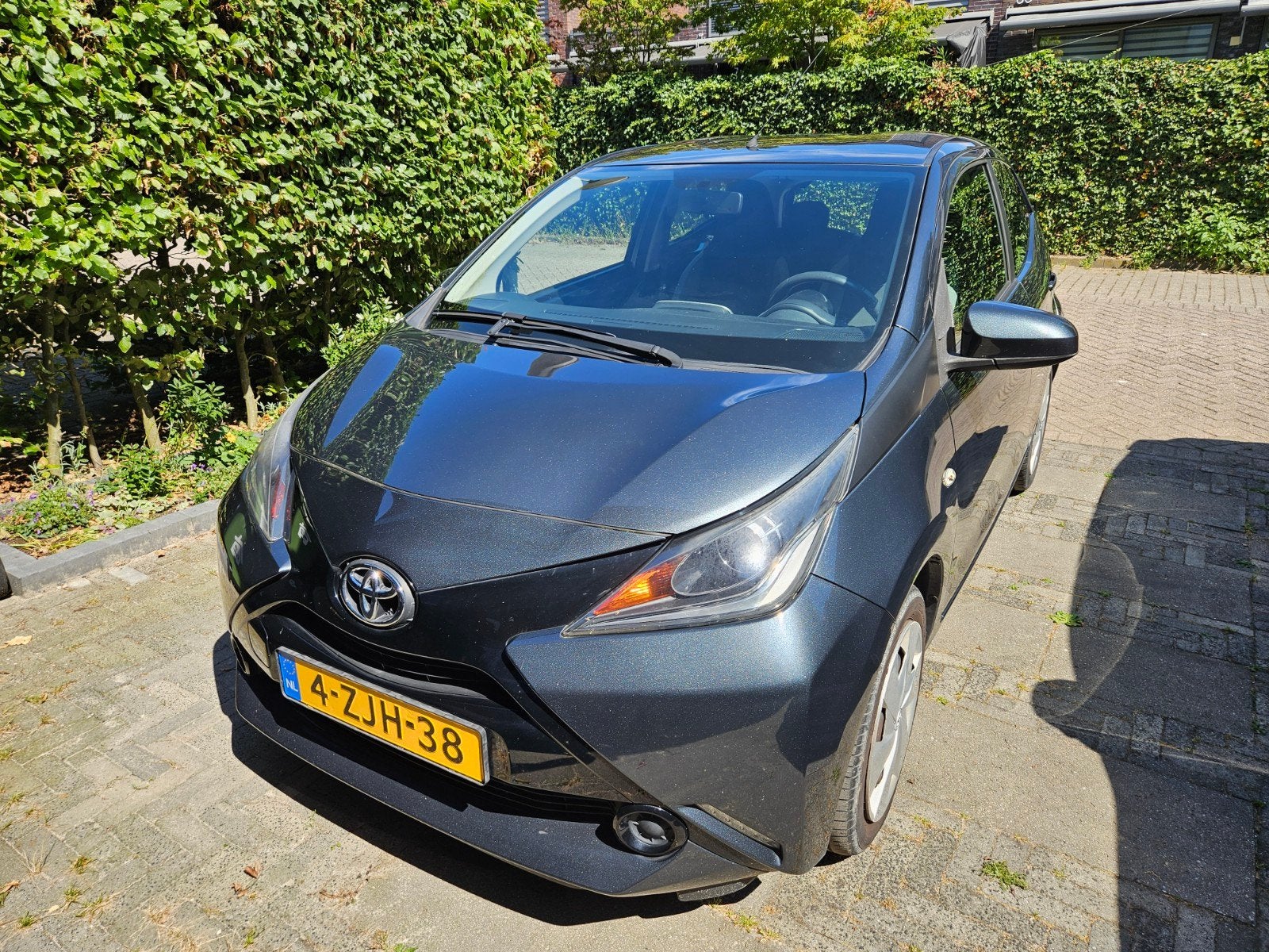 Toyota Aygo 1.0 12V Vvt-i Ddrs 2015 Grijs, Auto's, Voorwielaandrijving, 4 stoelen, Origineel Nederlands, Handgeschakeld