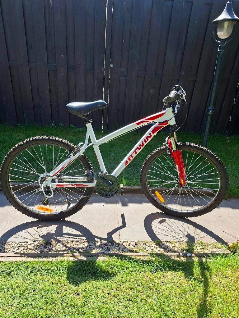 B TWIN ROCKRIDER 26 INCH MET 21 VERSNELLINGEN, Fietsen en Brommers, Fietsen | Mountainbikes en ATB, Overige merken, Gebruikt, Velgrem