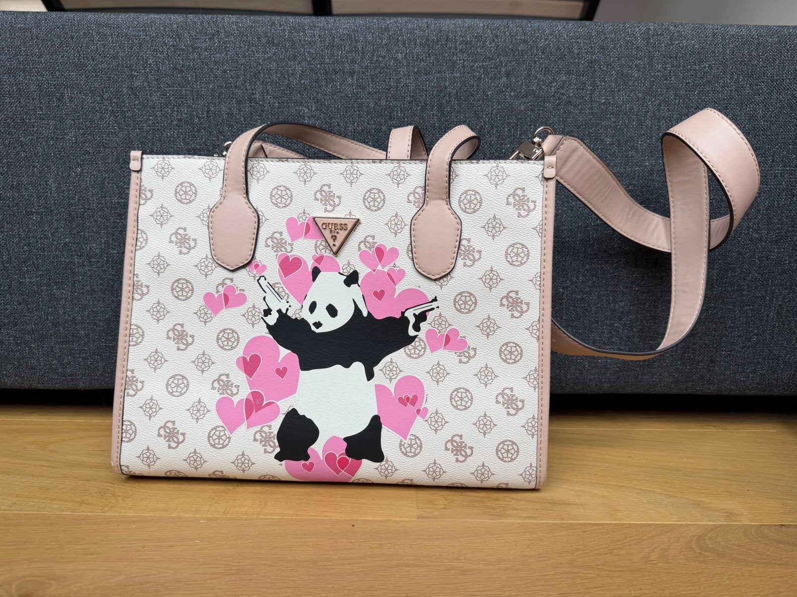 Guess x Banksy tas incl. Dustbag, Ophalen of Verzenden, Zo goed als nieuw, Beige, Handtas