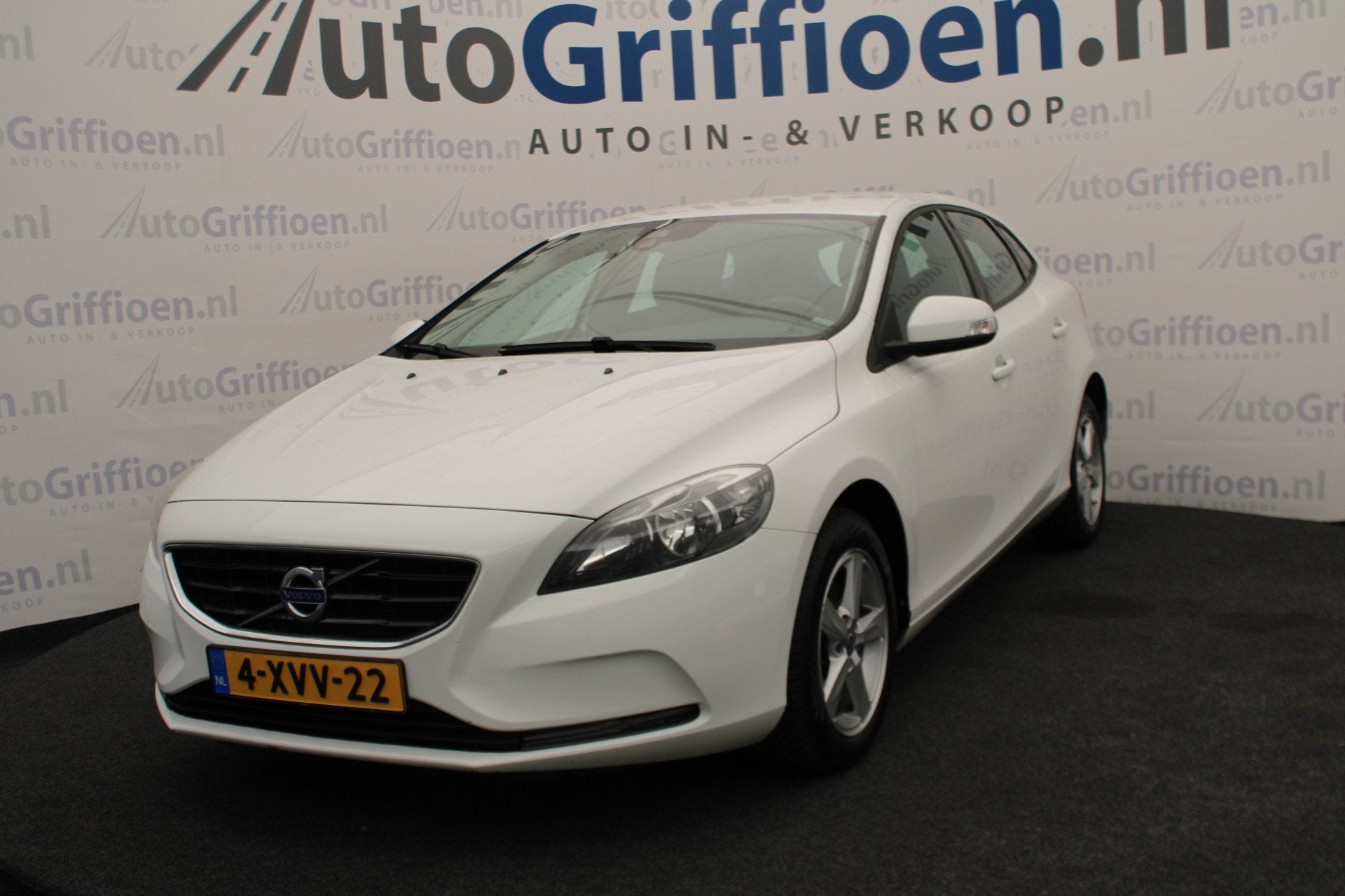Volvo V40 1.6 T2 Kinetic nette hatchback met nieuwe APK bij, Voorwielaandrijving, Stof, Gebruikt, Zwart