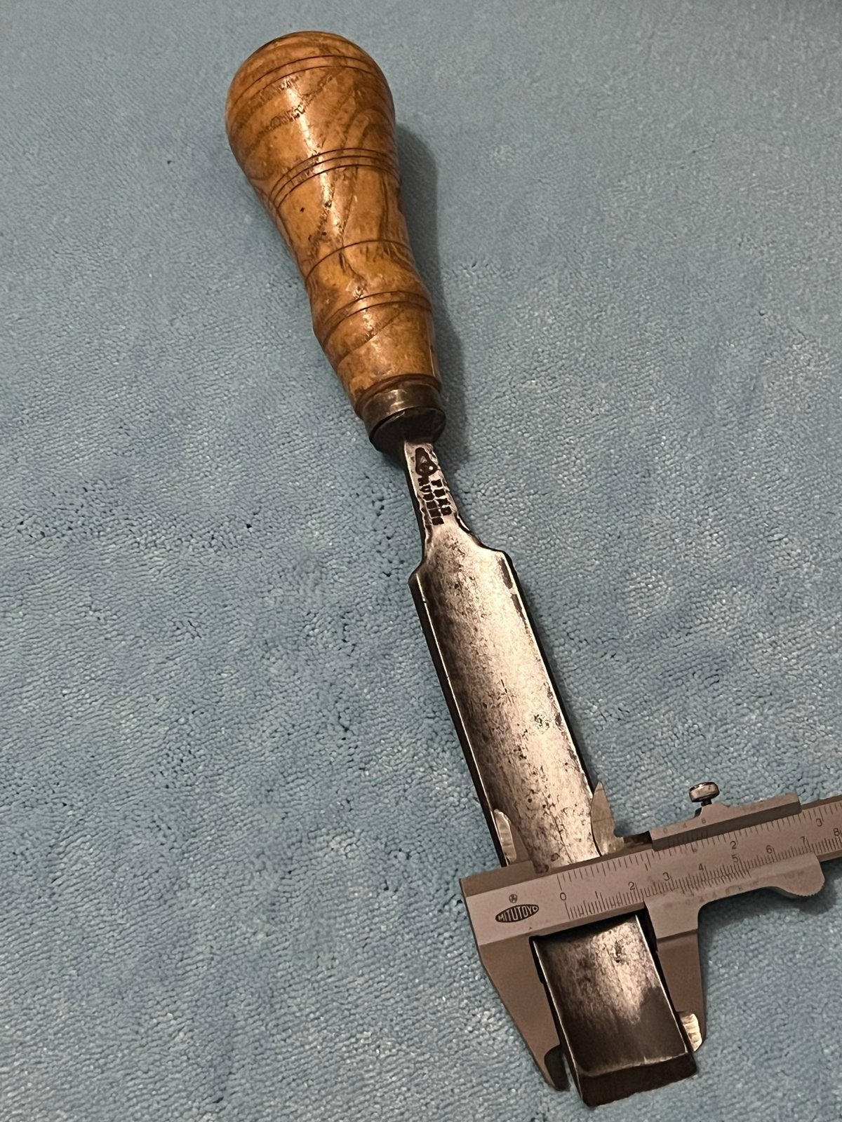 Antieke GUTSEN beitel met houten handvat - P.M.K. Kuddes, Antiek en Kunst, Antiek | Gereedschap en Instrumenten, Ophalen of Verzenden