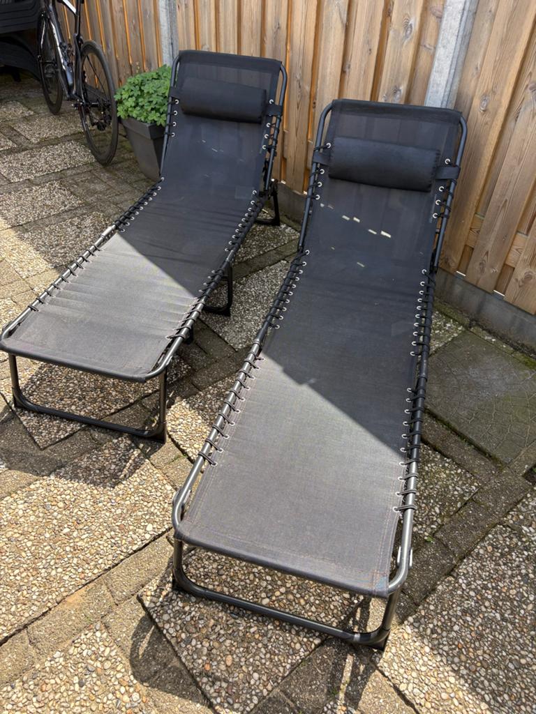 2x Zwarte verstelbare ligstoelen met kussen, Tuin en Terras, Ligbedden, Ophalen, Gebruikt, Metaal, Inklapbaar