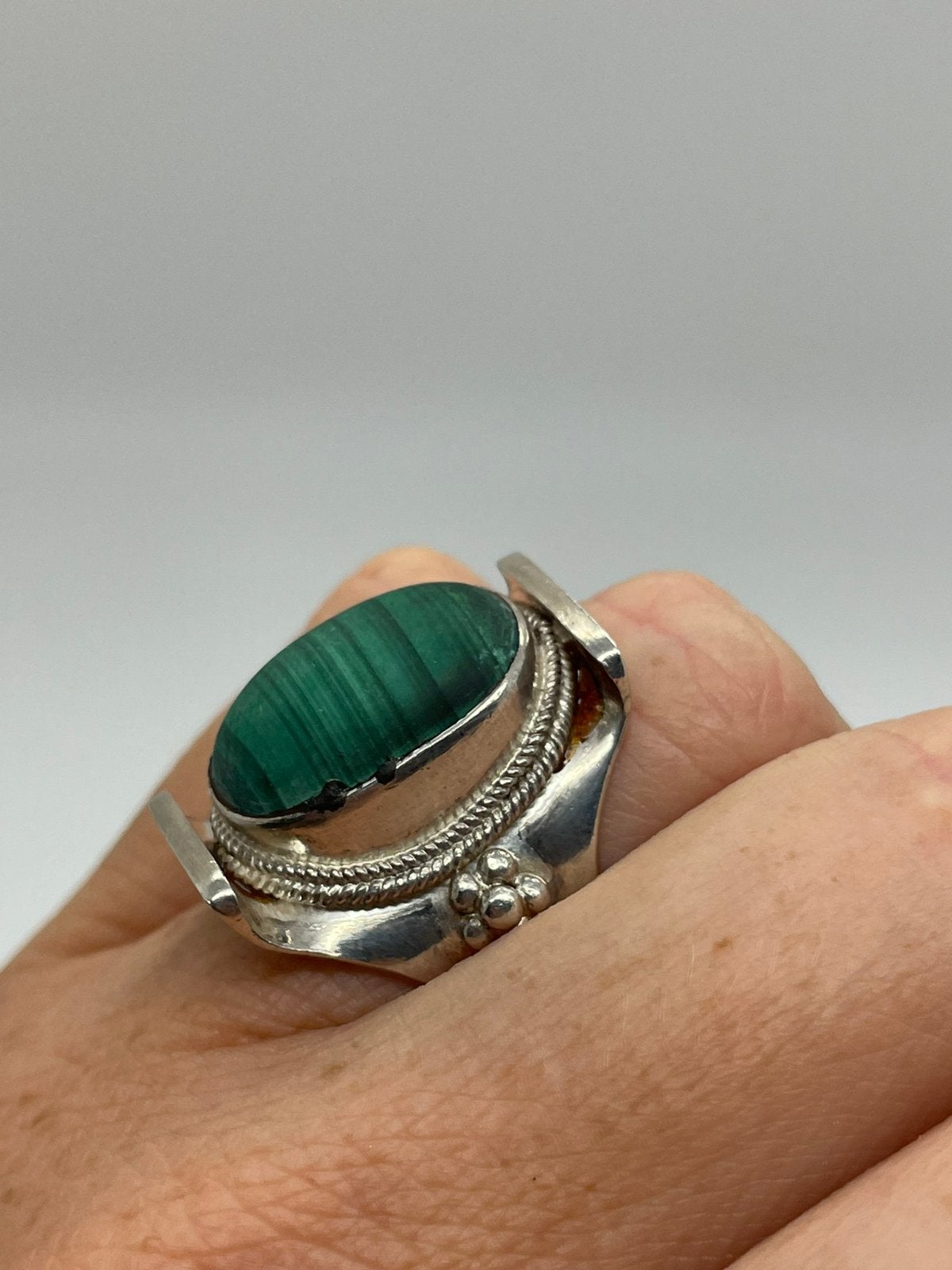 F310 Prachtige zilveren malachiet ring maat 18,5, Ophalen of Verzenden, Zilver, Ring, Met edelsteen