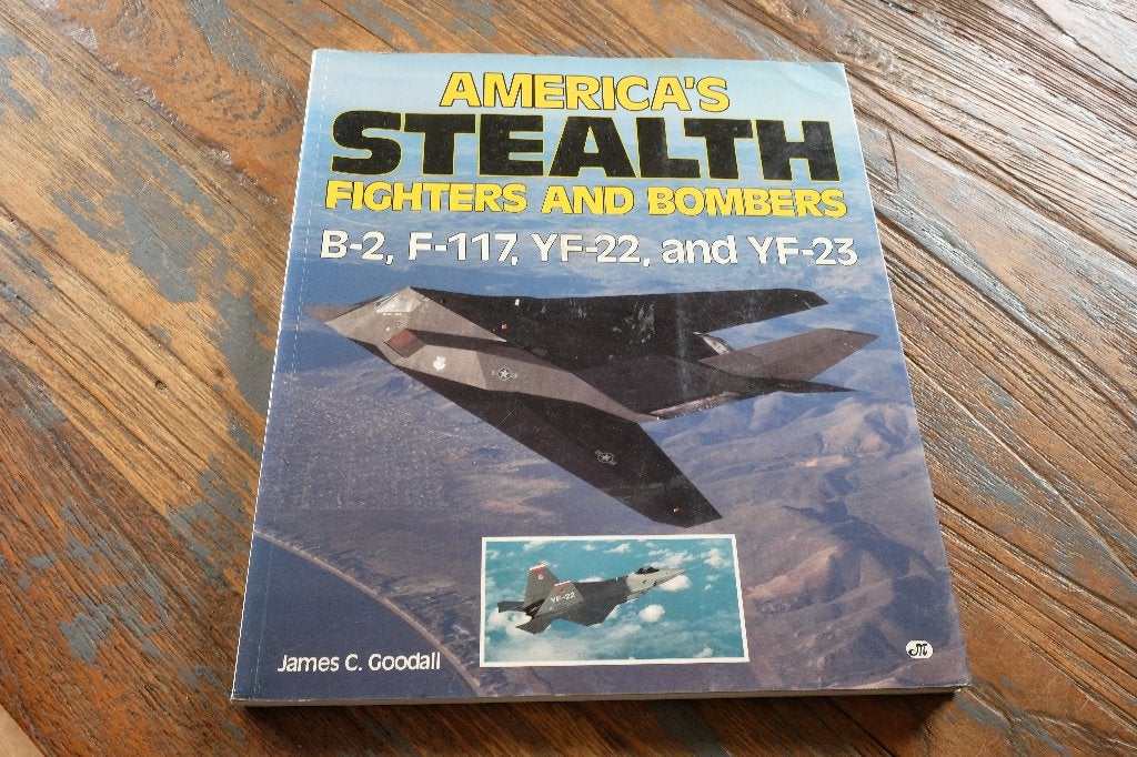 Boek America's Stealth Fighters and Bombers, Ophalen of Verzenden, Gebruikt, Boek of Tijdschrift