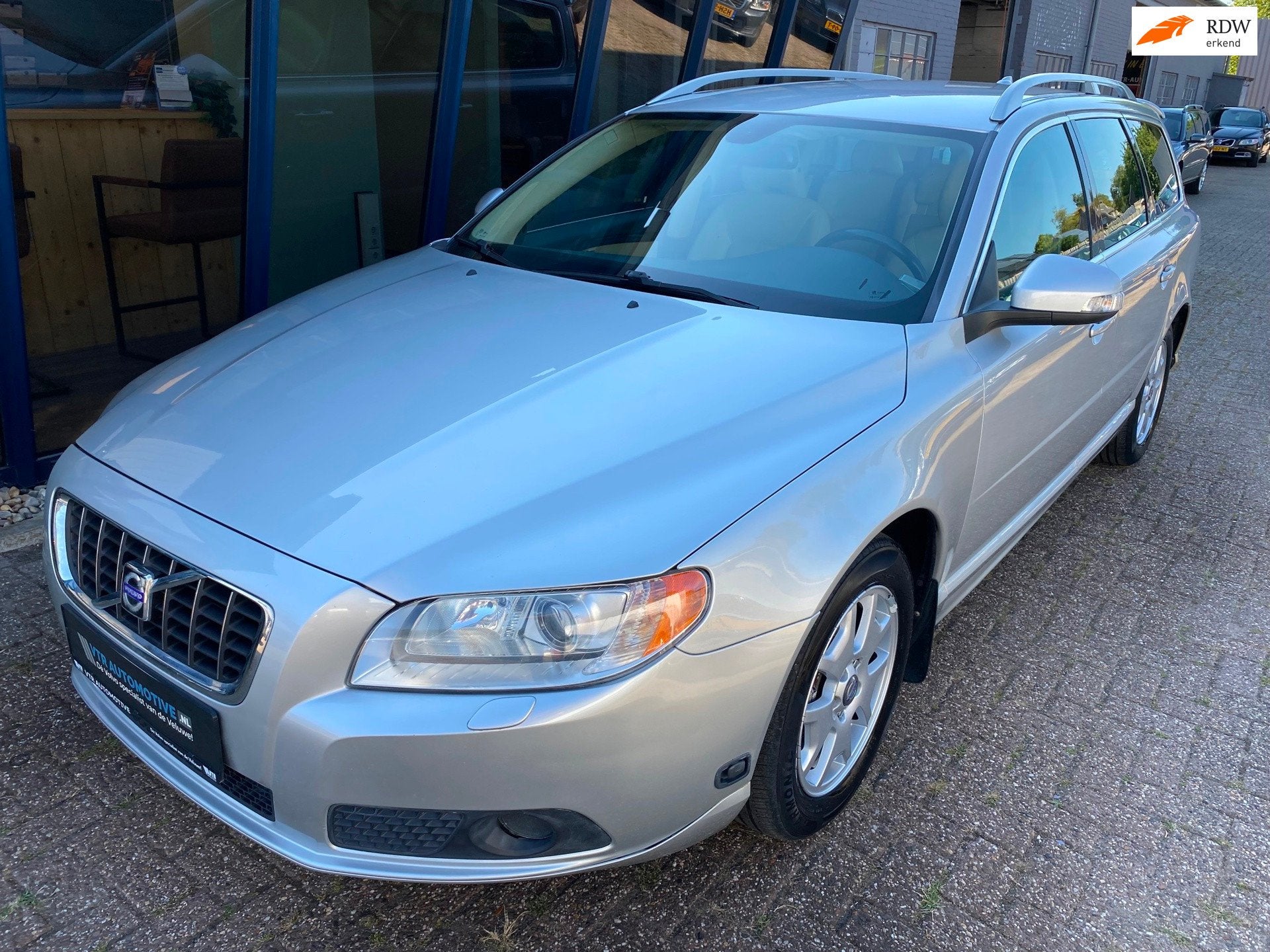 Volvo V70 2.5FT Summum Automaat LEER / XENON / TREKHAAK, Auto's, Volvo, Gebruikt, Beige, 2521 cc, 5 cilinders
