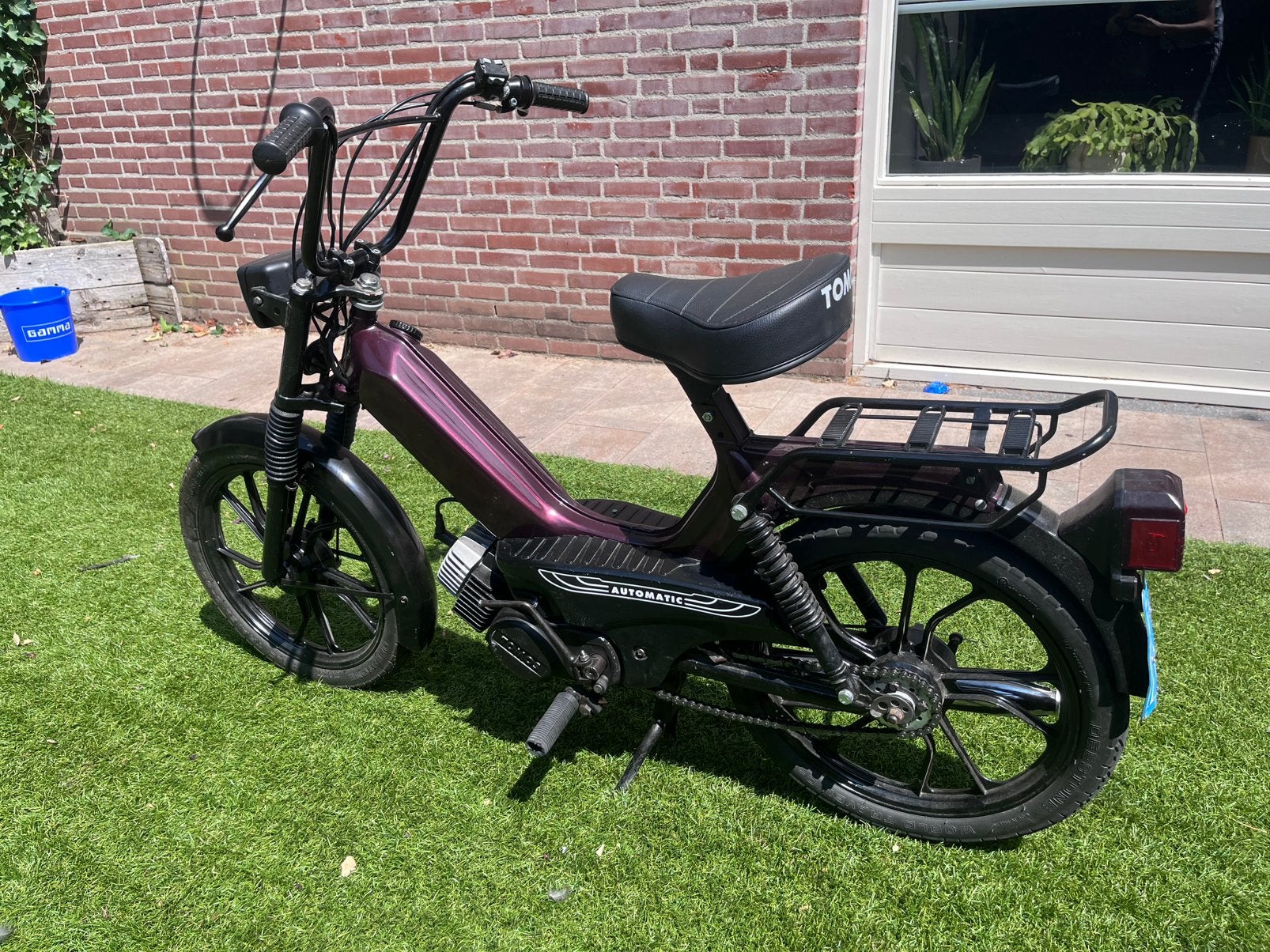 Tomos 50cc - Custom Black cherry pearl kleur, Fietsen en Brommers, Ophalen, Zo goed als nieuw, Standard