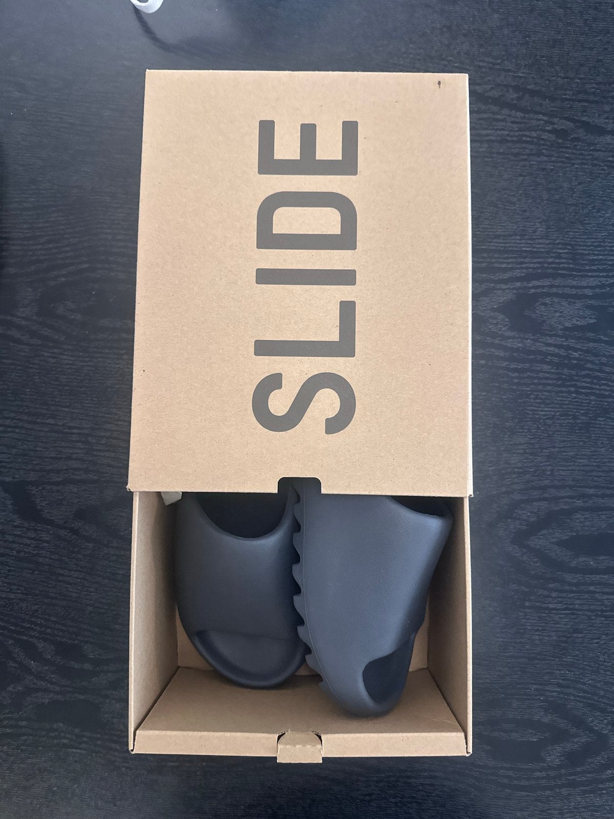 Yeezy Slide Slate Grey  43, Kleding | Heren, Slippers, Overige kleuren, Ophalen of Verzenden, Zo goed als nieuw